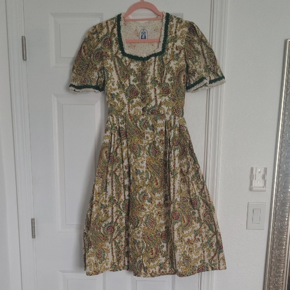 Vintage Floral Paisley Dress with Green Trim Z Vom Tegernsee